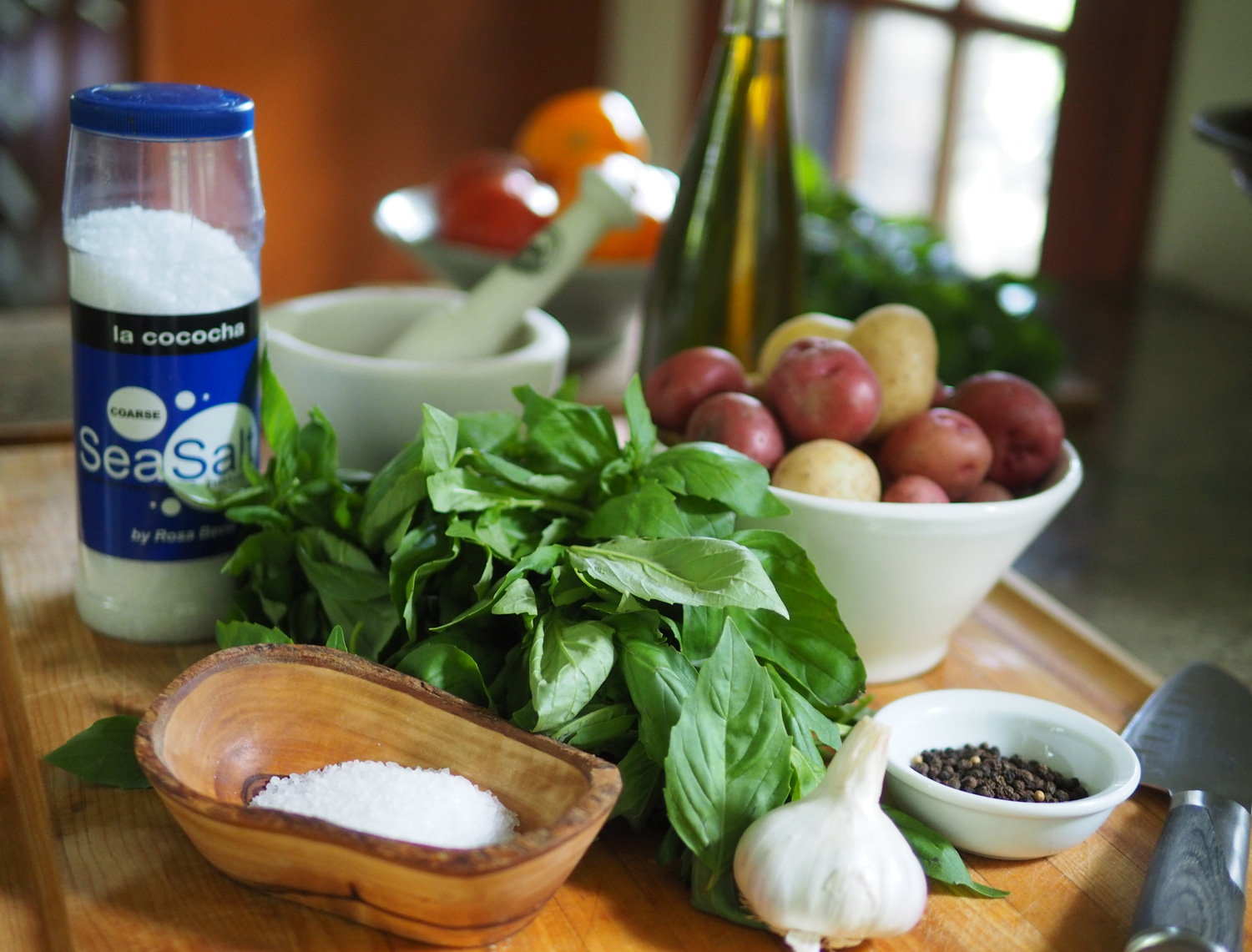 The star, Basil and the rest of the gang: Potatoes, garlic, sea salt, oil. I used course Bevia Sea Salt from Despaña .