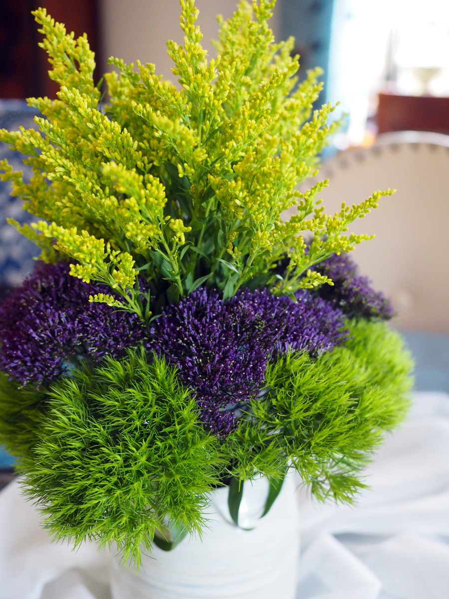 Bold, bright, contrasting and complimentary colors.