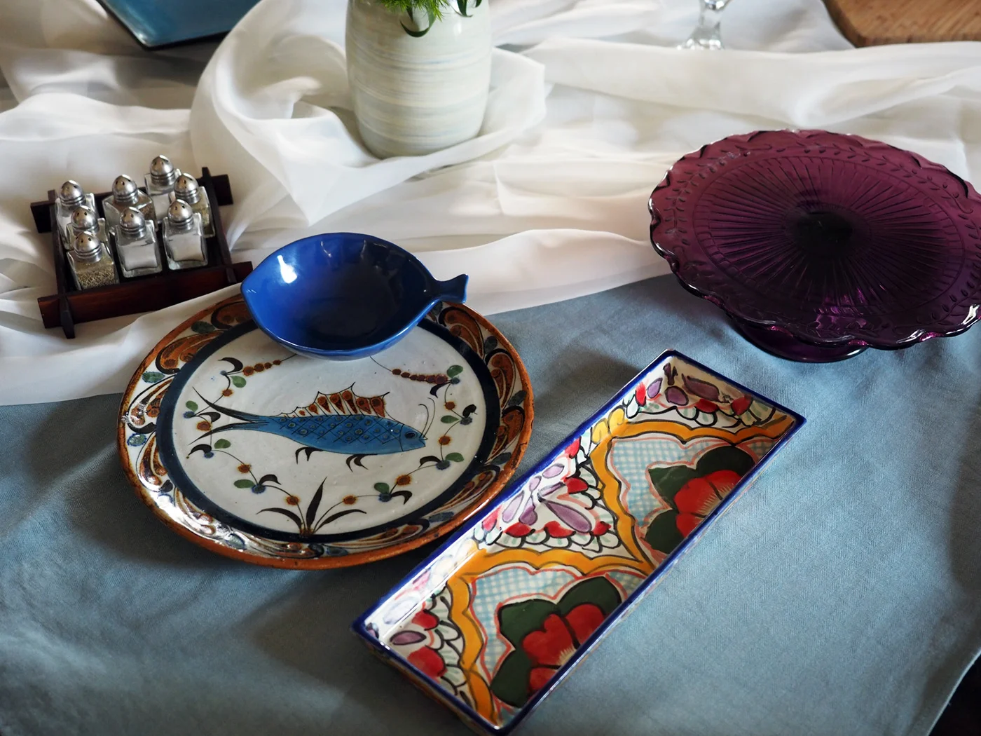 Wanting to bring color and pizzaz to the table, I pulled out my most colorful, playful platters. The round fish plate would be for salmon burgers, the blue fish bowl for the relish, the long rectangular for the mini buns and purple cake stand for the traditional Spanish tortilla.