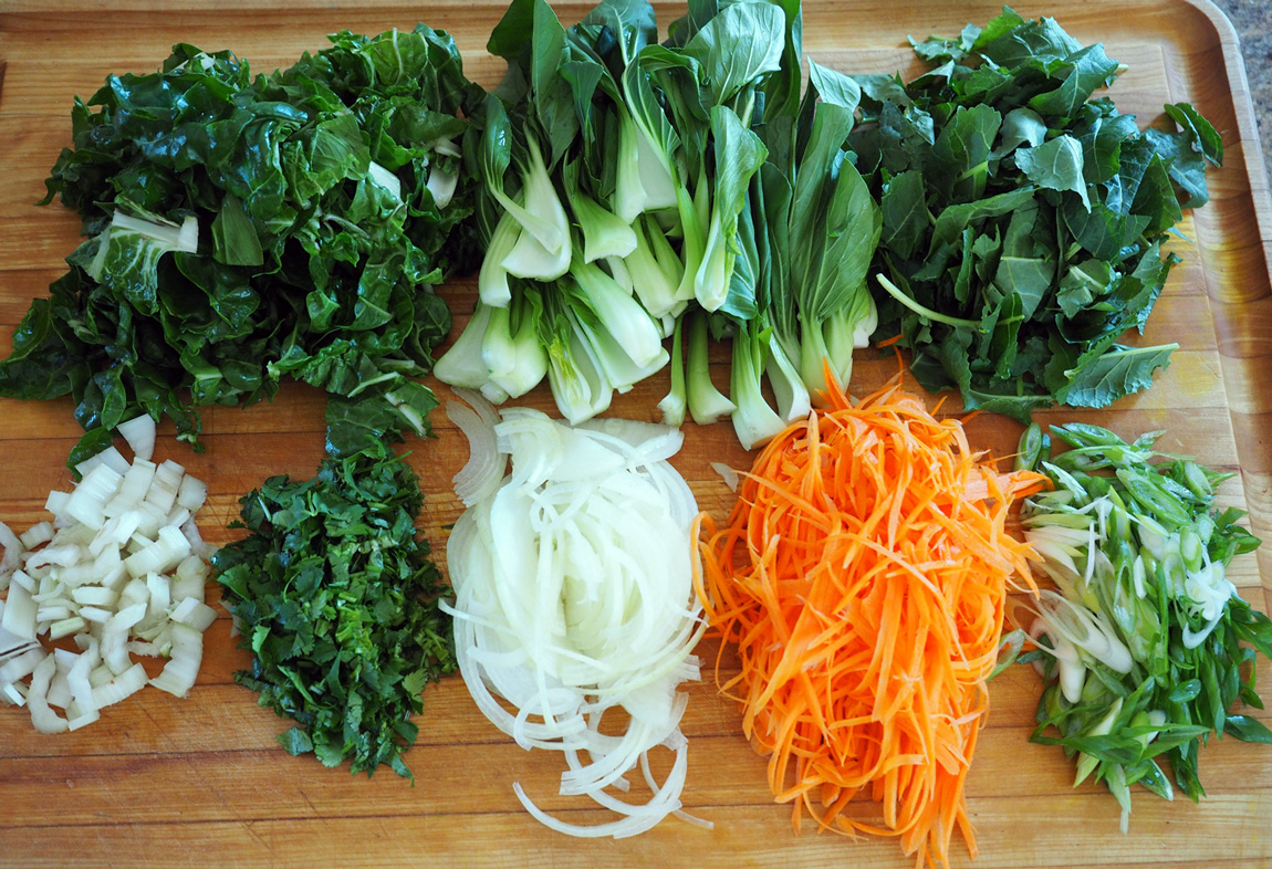 Now that is a beautiful board full of chopped up veggies.