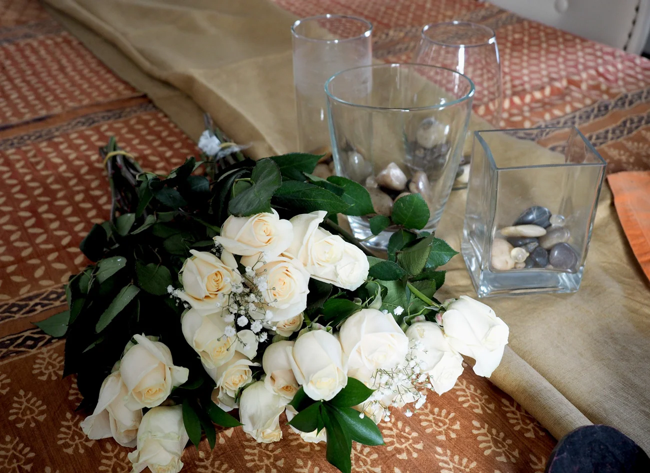 The purity of white roses is undeniable. Their elegance imparts immediate sophistication.