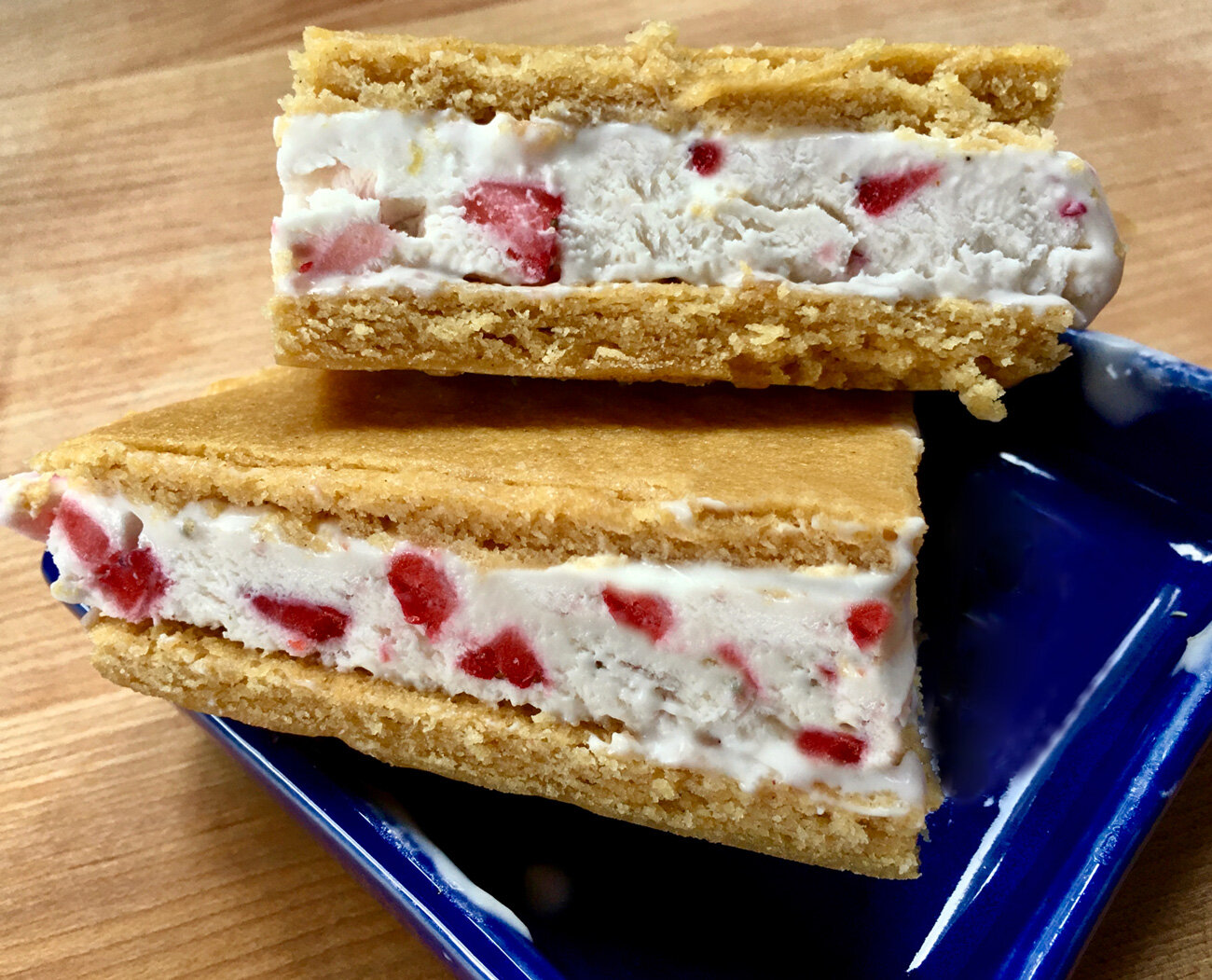 Lemon Spice Cookie with Strawberry Ice Cream