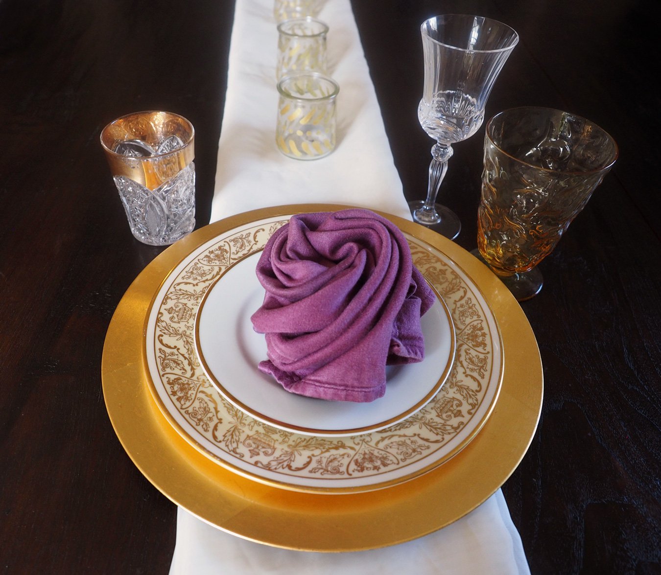 gold.plates.burgunday.rose.napkin.jpg