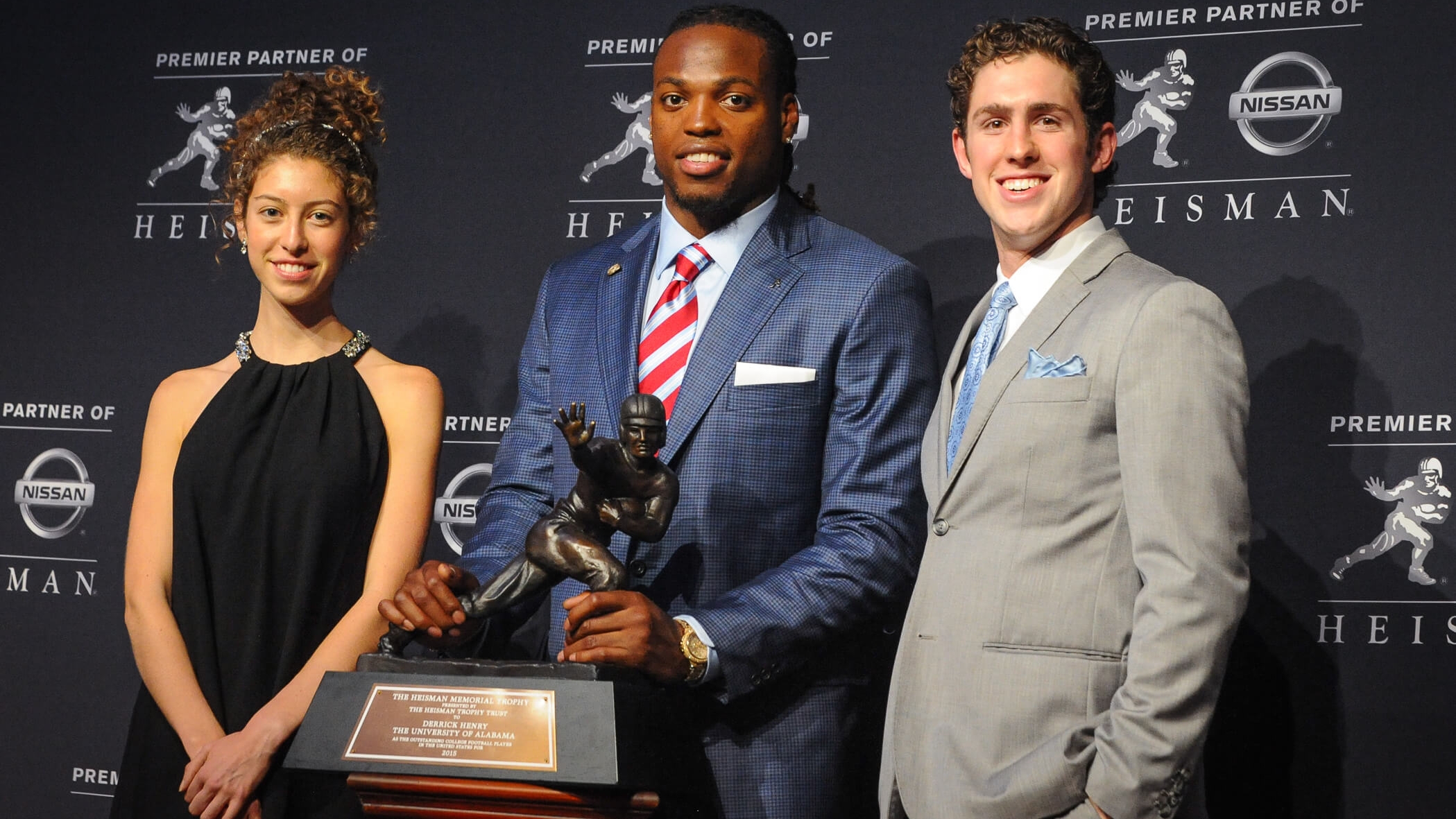 2015 WENDY'S HEISMAN WINNERS TAYLOR CAMPOS AND ZACH HUGHES POSE WITH 2015 HEISMAN WINNER DERRICK HENRY
