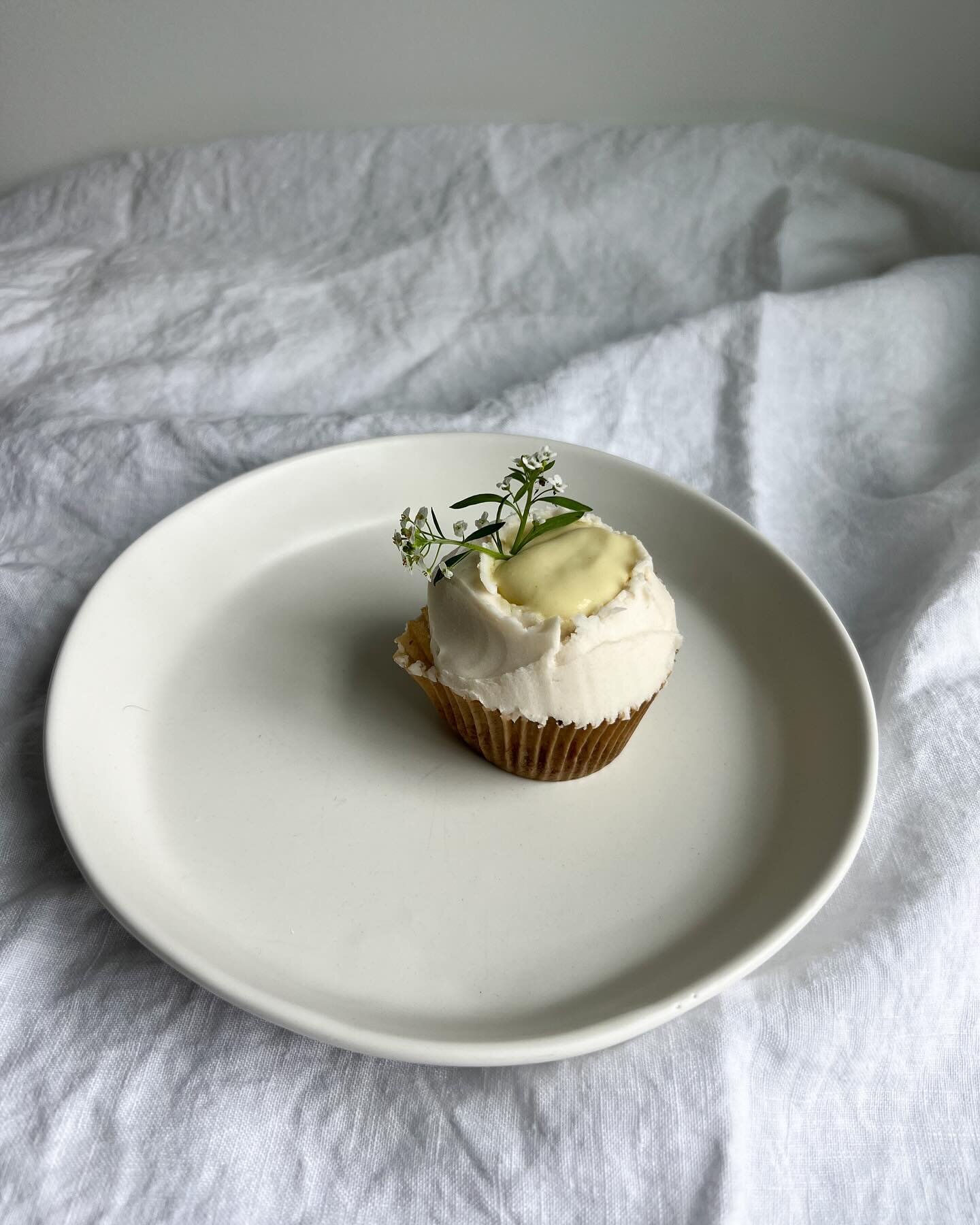 Spring things 🍋&hellip; Avocado oil cake, Meyer lemon curd, coconut milk buttercream. 

Gluten, dairy &amp; refined sugar-free. 
Vegan friendly. 
Clean ingredients. 

After a bunch of testing and feedback, I&rsquo;m so happy with how this has turned