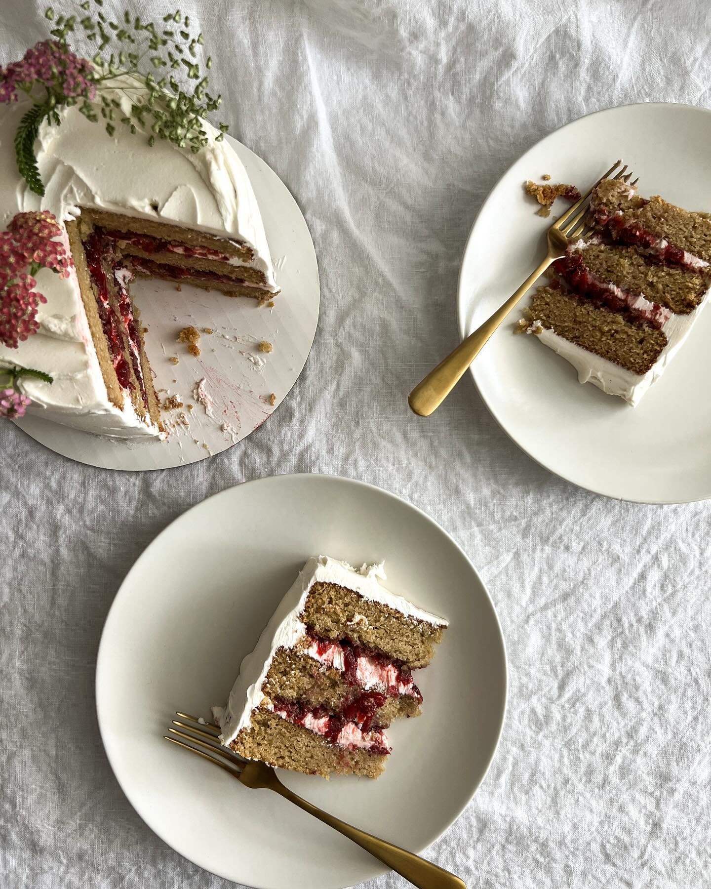 Already dreaming about summer strawberry cakes... Almond avocado oil cake, balsamic strawberry jam, vanilla buttercream. Naturally, gluten, dairy &amp; refined sugar-free. @plantecakes 

And continuing my yarrow obsession. Not only are yarrow so deli