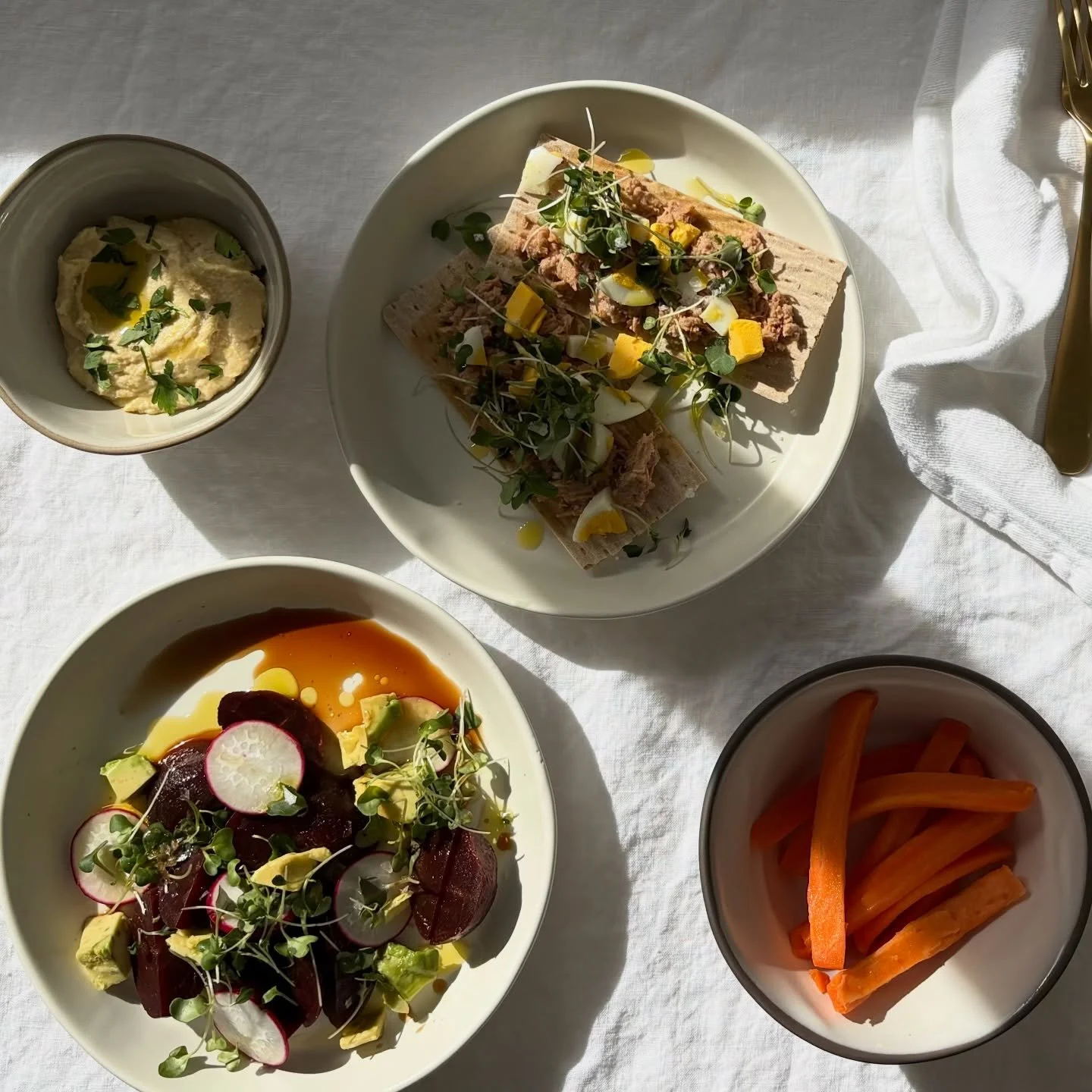 march notes &mdash; what I&rsquo;m drawn to right now

i keep coming back to the same things &mdash; simple food, fresh air, and a table that feels easy

herbs, greens, citrus
water, travel, time outside
dinners that stretch, linens, earthy tables
mo