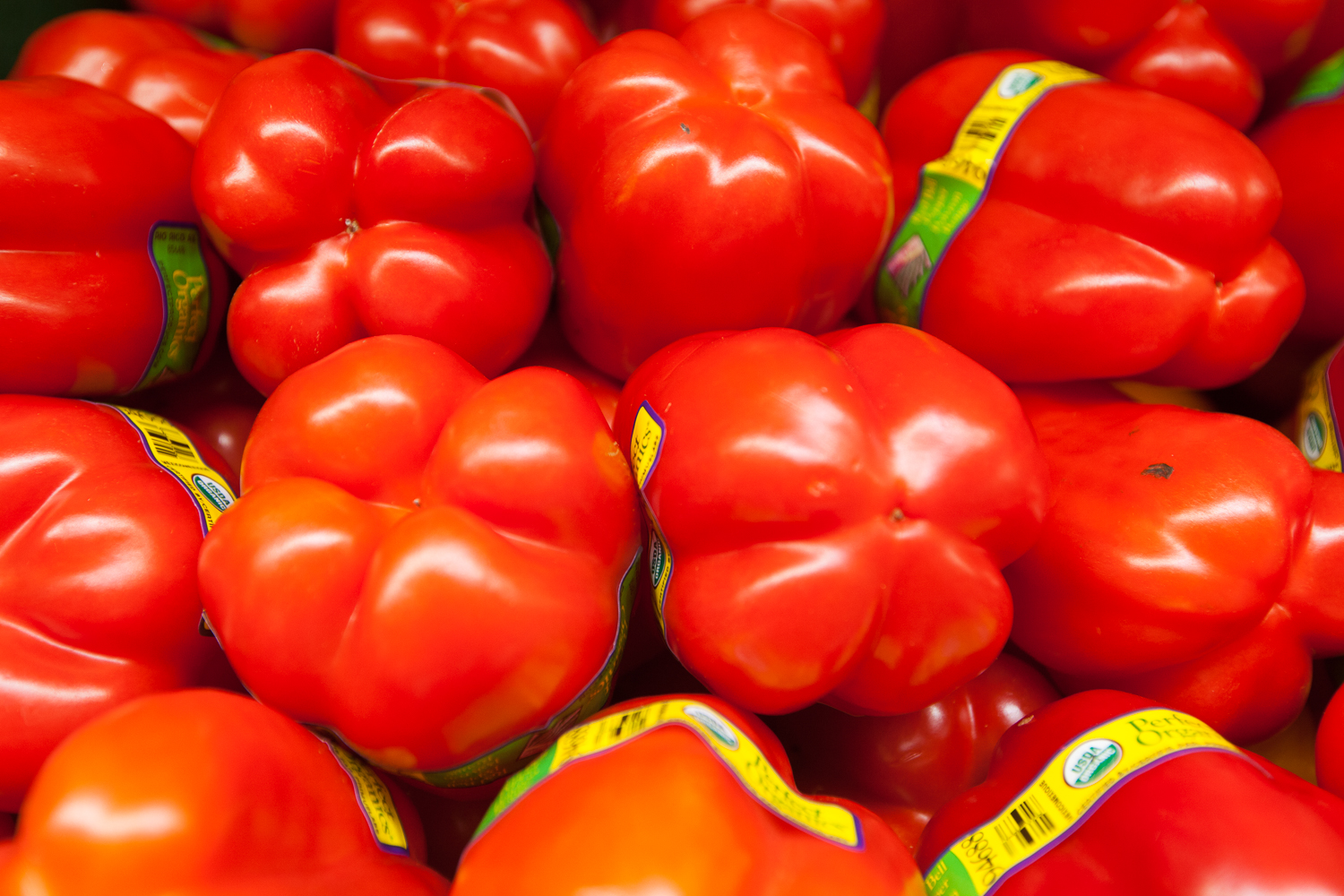 red-bell-peppers-produce-department-mana-foods.jpg