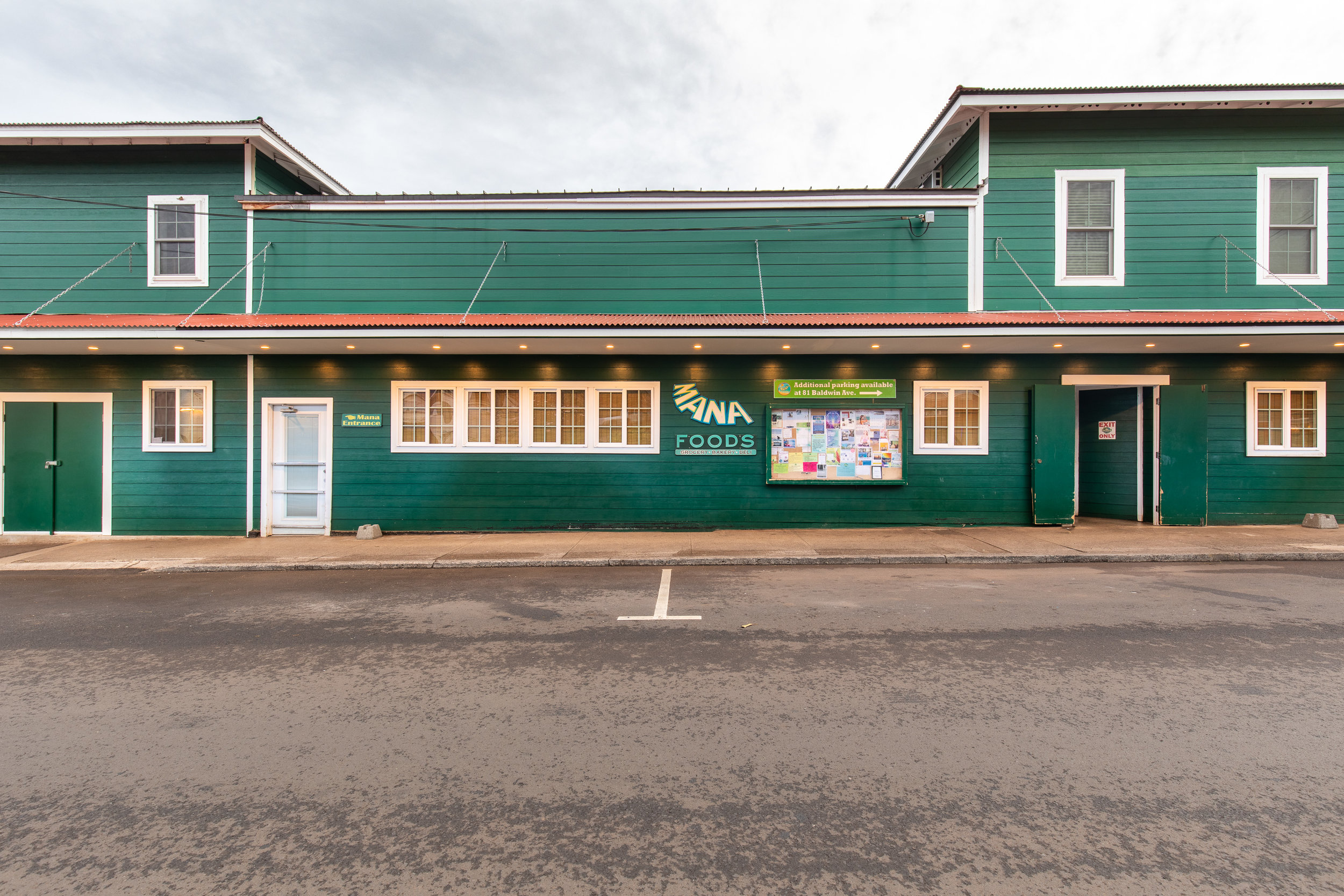 exterior-mana-foods-health-store-maui copy.jpg