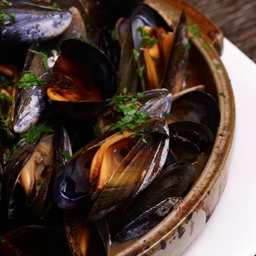 Steamed Mussels with Tomato & White Wine