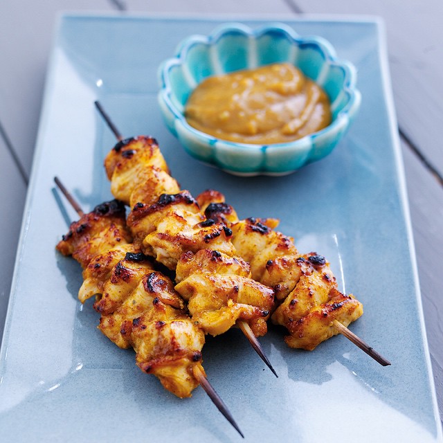 Something tangy and delicious for dinner? Try these Chicken Satay skewers with our Taste #5 Umami Vegetarian paste. Recipe on the blog now.