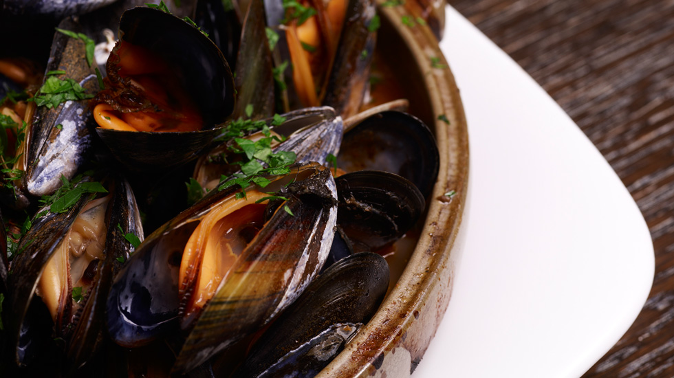 SMOKY STEAMED MUSSLES WITH TOMATO & WHITE WINE