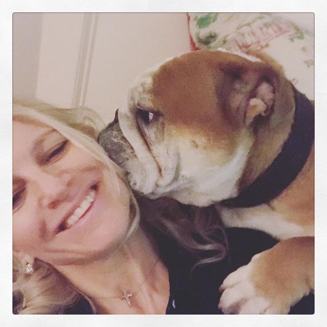 #everybody #needs #love on #sunday #django and #laura #sittininatree #k #i #s #s #i #n #g #kiss #kisses #hugs #pawsome #wishing #everyone a #happy and #loving #sunday #lovetheoneyourewith ❤️💃🏼💋 #englishbulldog #englishbulldogsofinstagram #puppylov