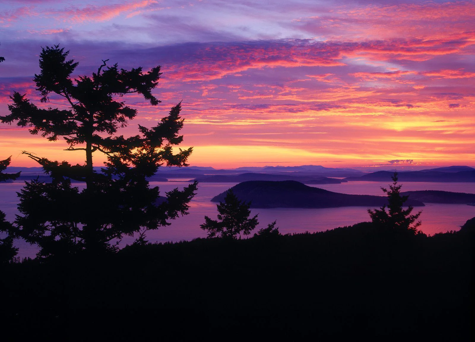 San_Juan_Islands_at_Sunset_Puget_Sound_Washington.jpg