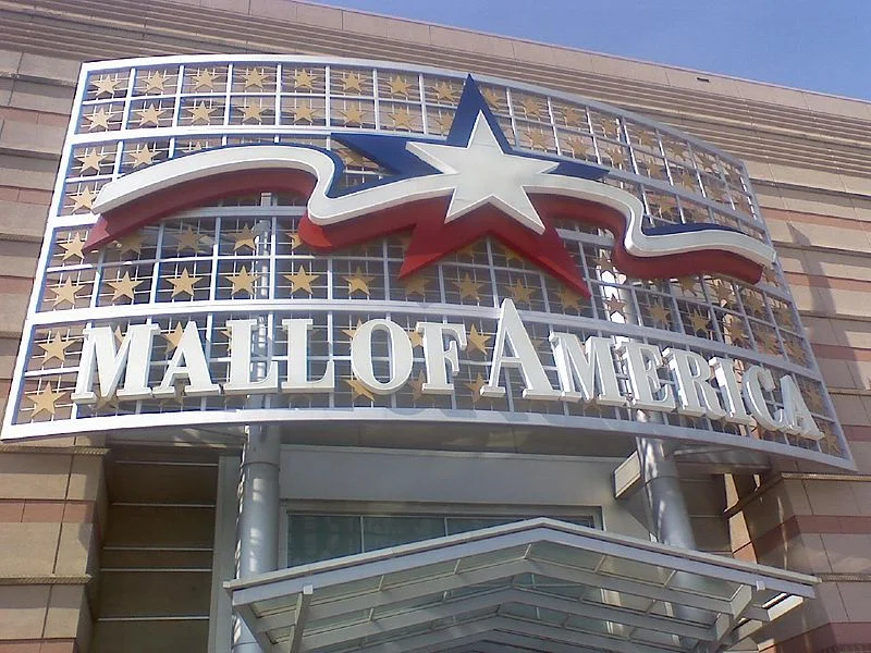 The original North Entrance and mall logo, from the 1990s