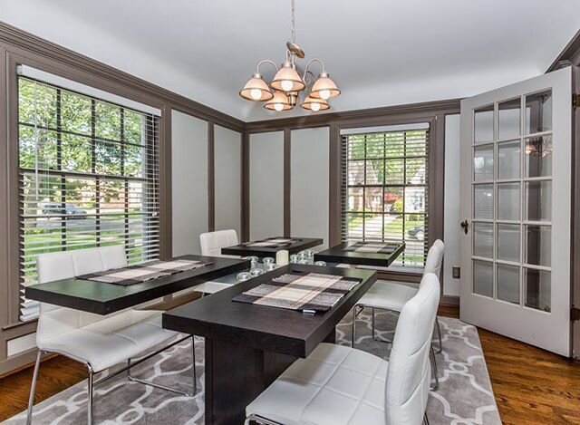 I love this #table. Instead of pulling apart in a single direction, the four corners slide apart diagonally to add space.
.
.
.
.
#realestate #realeststephotography #metrodetroitrealestate #photographyforrealestate #dearborn