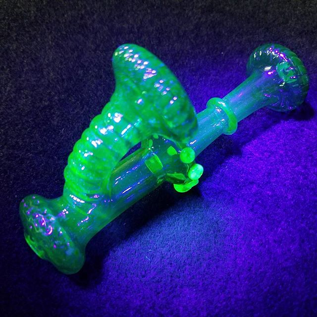 UV reactive 'Planet X' mini-steamlock. Highly textured dry pipe, PM for availability.

#melterglass #meltglass #meltsome #glass #pipe #drypipe #glassforsale #forsaleonetsy #steamlock #mini #planetx #uvreactive #uv #blacklight #glassofig #bestofglass 