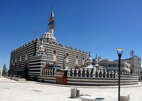   View of Abu Darweesh Mosque and the adjacent public plaza.   لقطة تبين مسجد أبو درويش والساحة العامة المحاذية له  