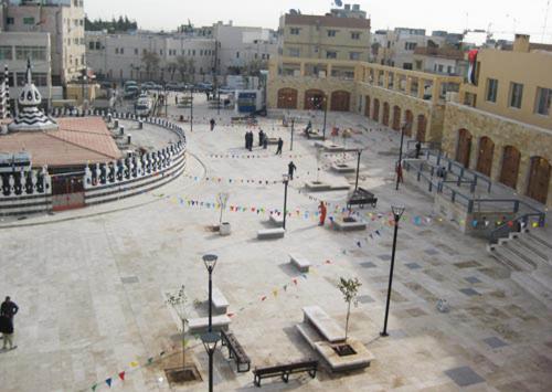 Bird’s-eye view of the plaza with Abu Darweesh Mosque to the left. لقطة علوية للساحة تبين جزءاً من مسجد أبي درويش على جهة اليسار