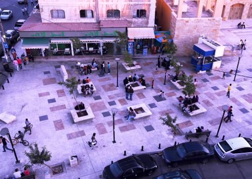 Bird’s-eye view of the eastern part of the plaza. لقطة علوية للجزء الشرقي من الساحة