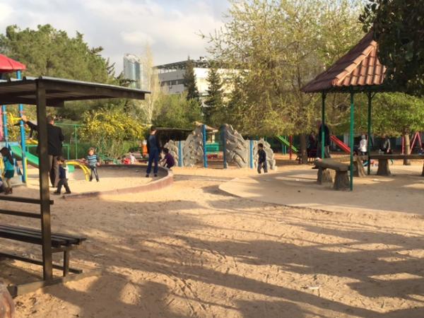   View of the children's play area taken from the north   لقطة لمساحة اللعب مأخوذة من الشمال  