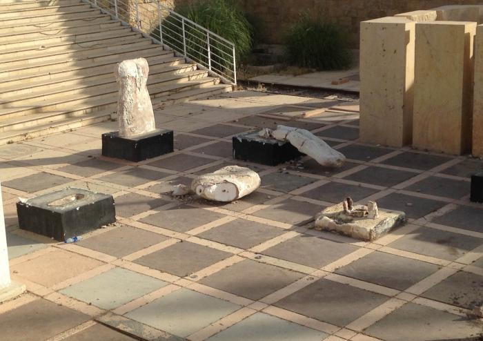   Closer view of some of the damaged sculptures   صورة مقربة تبين بعض المنحوتات المحطمة  