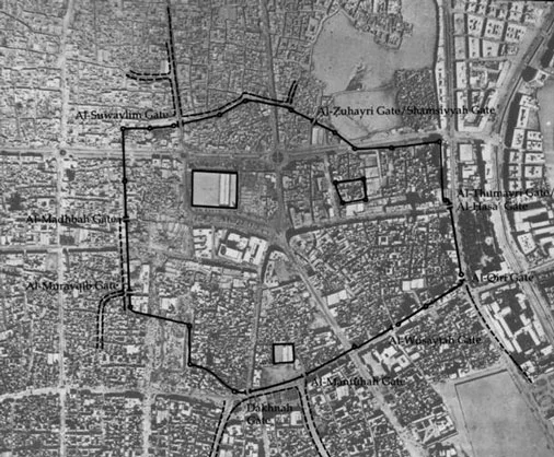 Figure 1: Top: an aerial view of the city of Riyadh in the early twentieth century; bottom: an overlay of the walls of Old Riyadh superimposed on a more recent aerial view of the city
