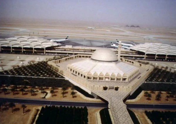 Figure 21: Views of the 1983 King Khalid International Airport, designed by HOK; top: aerial view; bottom: interior view.