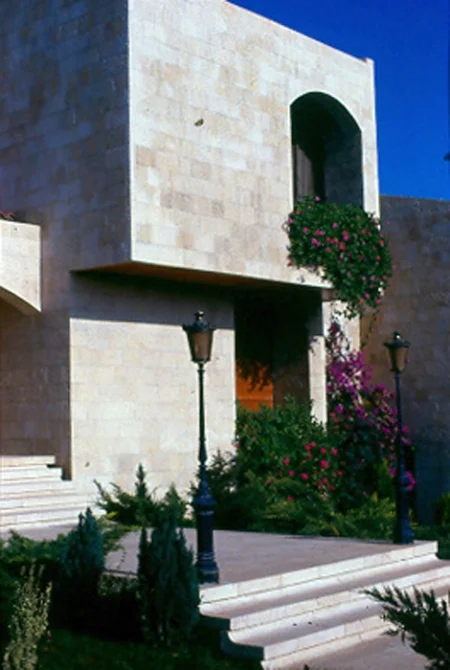Exterior views of the building. .صور للبناء من الخارج