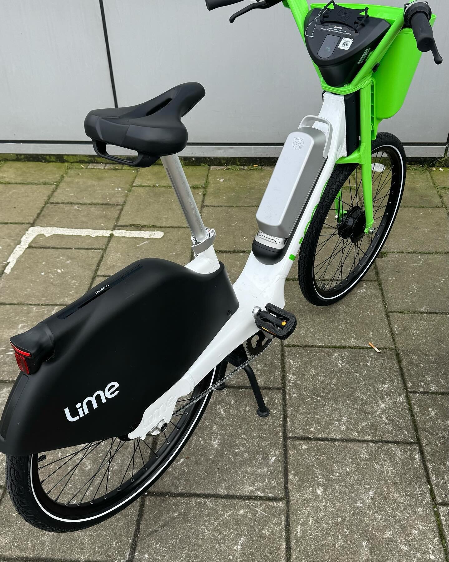 Just clocked in over 4,500km/2800 miles on my @lime bike since I kicked off this incredible journey a few years back to use them as my main transport in London! 🚴&zwj;♂️✨ [Swipe Left]

There&rsquo;s no better way to weave through London&rsquo;s bust