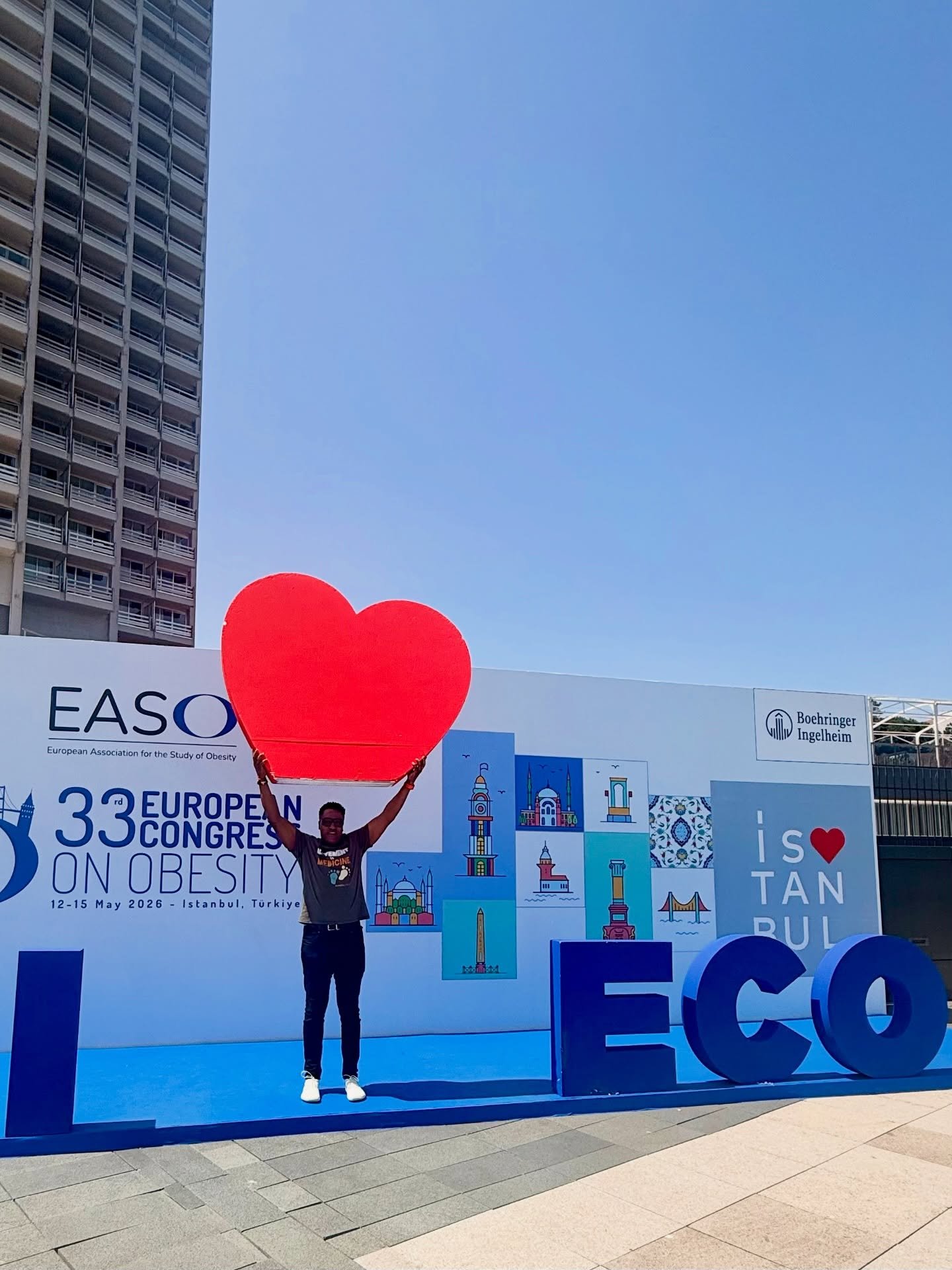 Getting some heavy lifting in! 

#eco2026🇹🇷 #darryledwards #istanbul #obesitymedicine #primalplaymethod&reg;️