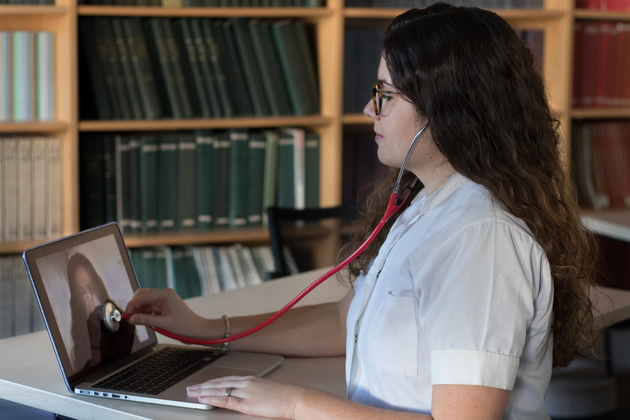 2ème Prix : Chloé LEMOINEMaster mention Gestion des Ressources Humaines - Parcours Stratégie et Développement RH - RENNES IGR-IAEResponsable pédagogique : Anne JOYEAUEcouter le témoignage de Chloé LEMOINE