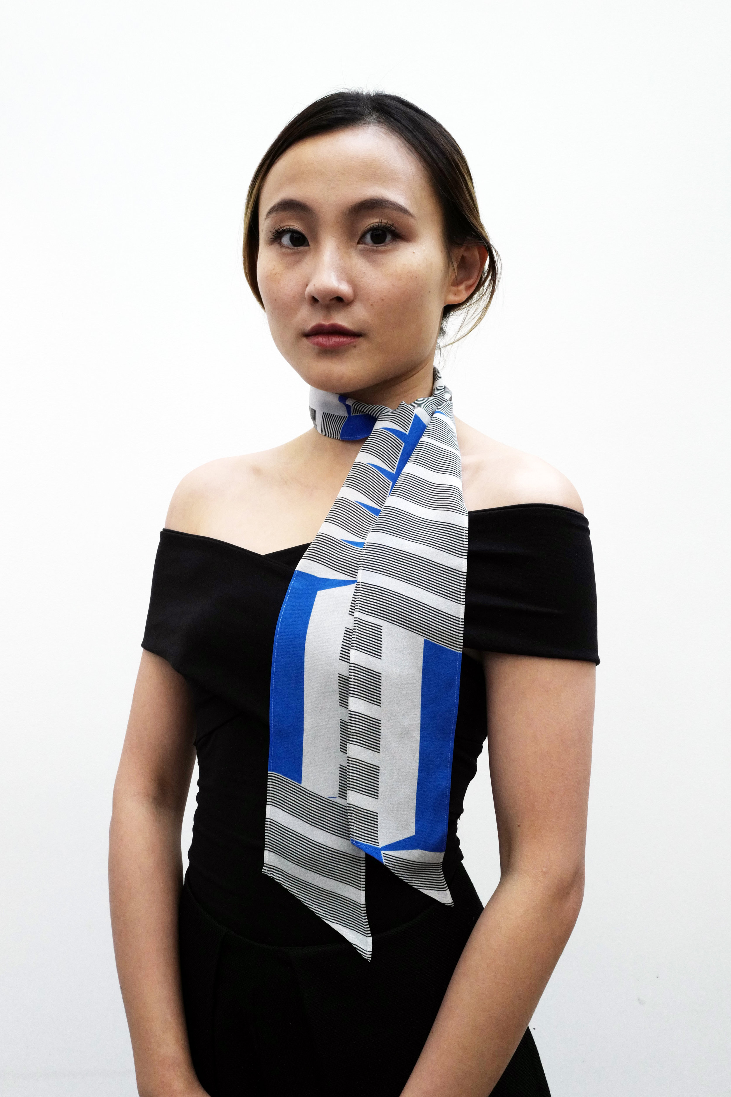 1970 Print Skinny Silk Scarf - blue/white