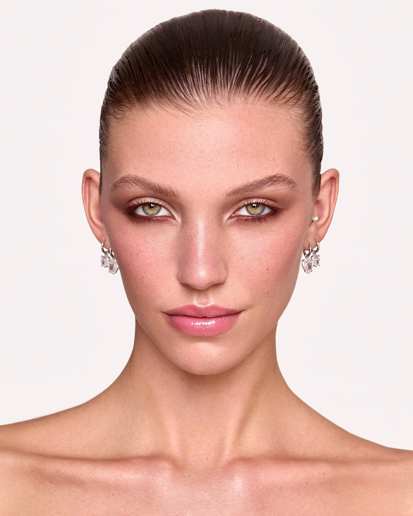 🤍🤍
#MODEL @antonia_elghali 
#MUA @nikki_makeup 
#HAIR @willisgalbraithhair 
#PHOTOGRAPHER & #RETOUCH  @sarahbrownphoto
#beautyphotography #studiophotography #macrobeauty #beauty #londonphotographer #beautyeditorial #profoto #canon #phaseone #re