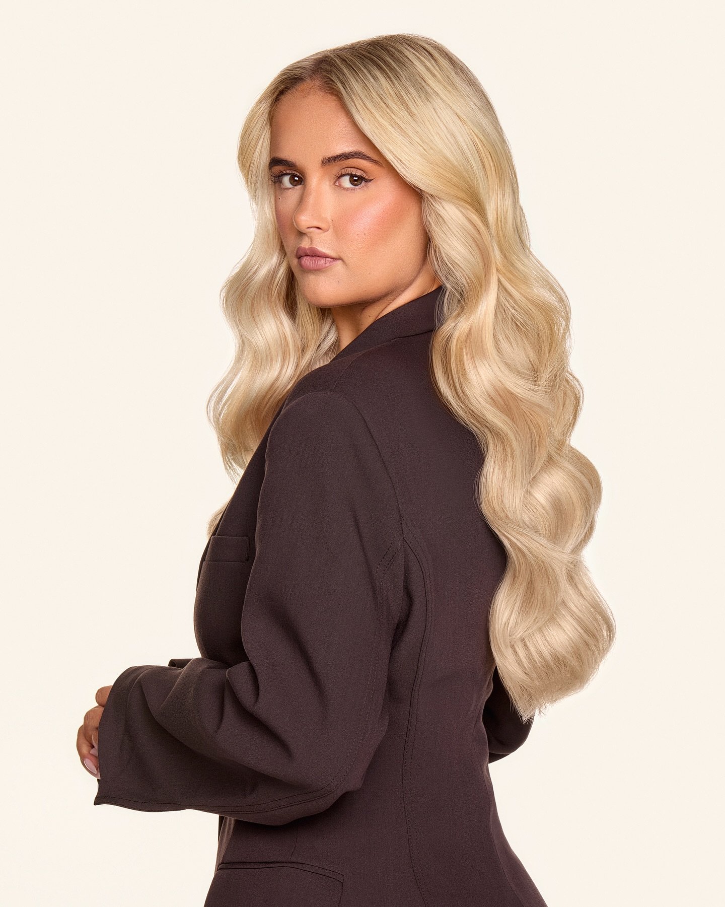 🤎the beauty that is @mollymae for @beauty_worksonline 🤎

#MODEL @mollymae 
#MUA @hollieflynnmakeup 
#HAIRSTYLIST @jackluckhurst 
#STYLIST @georgiegraystyle 
#PHOTOGRAPHY &amp; #RETOUCH @sarahbrownphoto
#Assistant @photobymoll 
#Studio @un.titledstu