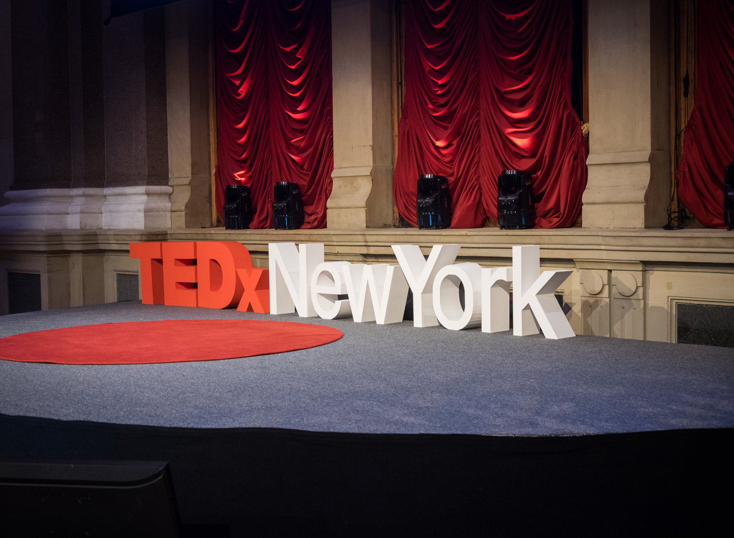 07_TEDxNewYork_StageClose.jpg