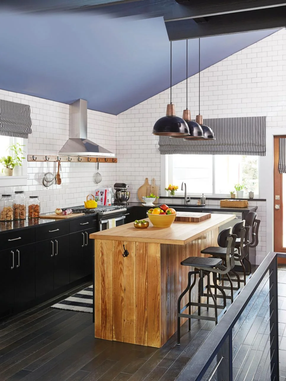 RX-HGMAG033_Urban-Oasis-154-a-3x4.jpg.rend.hgtvcom.966.1288.jpeg