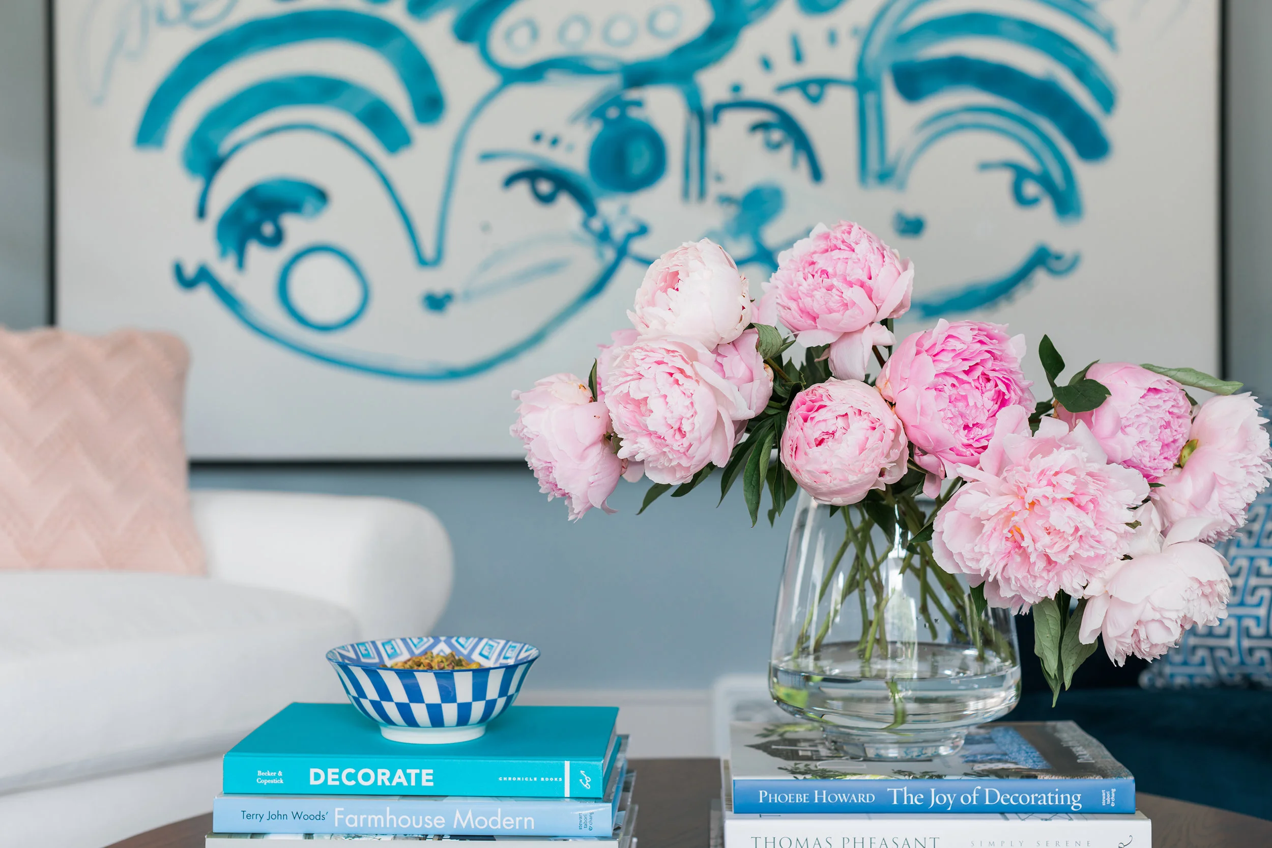 uo2016_living-room-05-flowers-books-art-KB2A5741_h.jpg