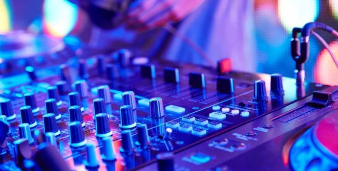 Noches en Qwerty: Música Electrónica y Cultura en el Corazón de Pamplona 