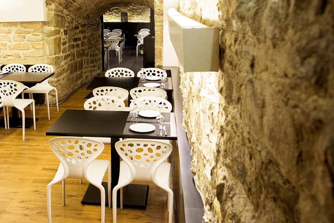 Historia y Modernidad: La Fusión Única del Ambiente de Qwerty Bar