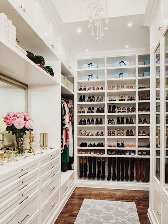  Every closet should have fresh flowers! &nbsp;While we're dreaming.... 