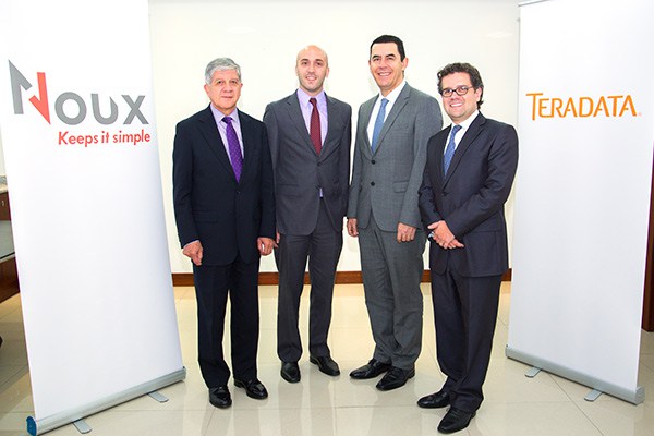 Hernán Burbano de Lara – Presidente de Noux, Valentín Virasoro – Gerente de desarrollo Teradata, Fabio Sáenz – Presidente de Teradata, Esteban Burbano de Lara – Gerente de Noux.