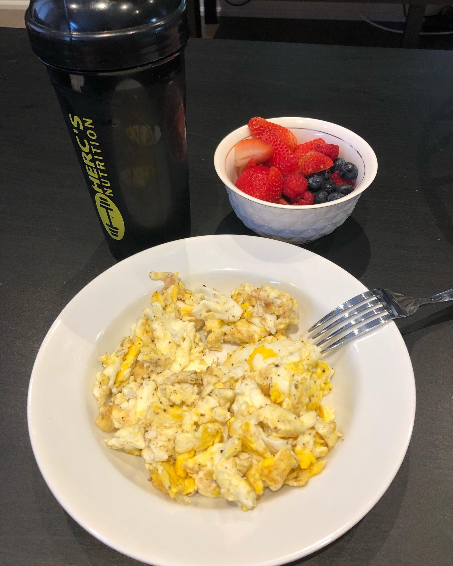 Simple and fast. Some scrambled eggs (4 whites + 2 whole eggs) with berries and BCAAs. Good macro spread, clean healthy fuel for the day. Most of the time this is my weekend breakfast. During the week it&rsquo;s an even faster variation of this usual