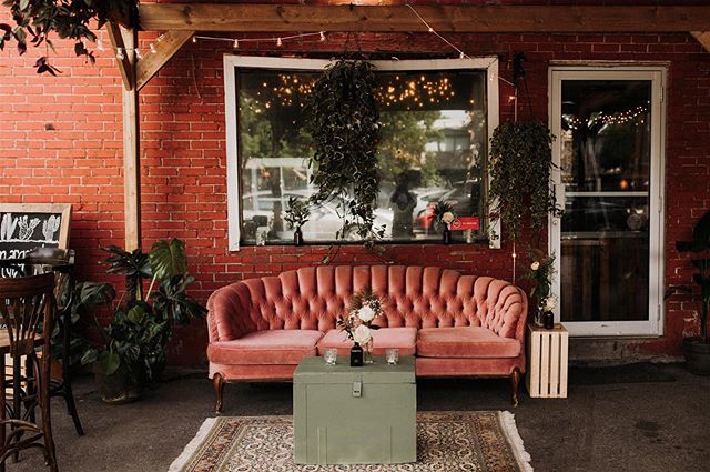 This blush vintage sofa was ever so welcoming to all the guests as they entered @grumman78 for A &amp; G&rsquo;s wedding reception! Bringing those zen den feels to the forefront🌿
.
.
.
#weddingvibes #wedding #montrealwedding #weddingdecor #urbanwedd