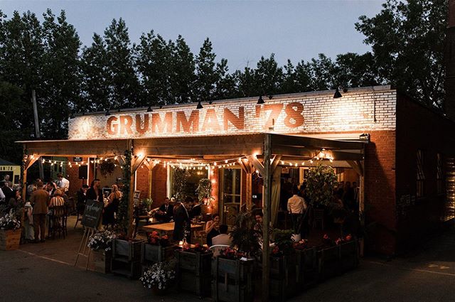 Summer nights &amp; twinkle lights @grumman78 💫 If you haven&rsquo;t visited this amazing space or tried their phenomenal food, you are clearly missing out on life! Thank us later ✌🏻
.
.
.
#montrealwedding #montrealrestaurant #grumman78 #montrealwe