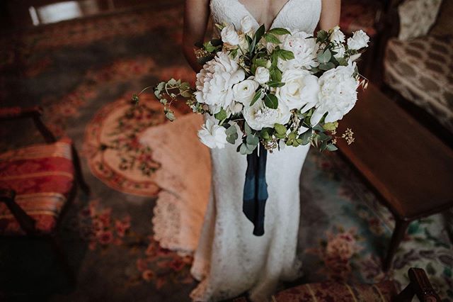 Moments before the bride walked down the aisle, kinda mood ☁️
.
.
.
#bride #beautifulbride #bridalmoment #mtlbride #montrealbride #weddingdress #bridal #bridalbouquet #bouquet #flowerpower #florals #weddingflowers #greenery #instawedding #instabride 