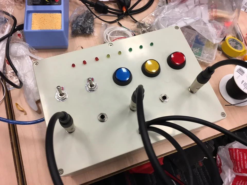 Guiz went to the store and bought buttons, wires and cables to build our very own controller. You only have three power cables for your 5 abilities, manage them wisely!