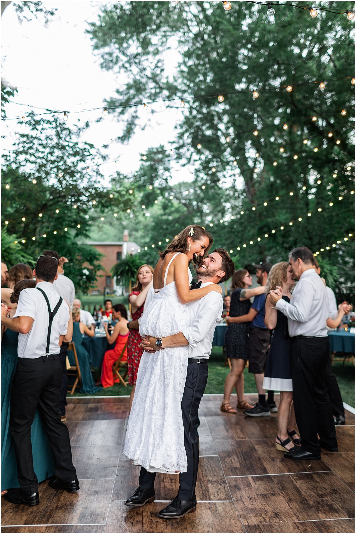 Intimate Backyard Wedding in Cleveland Ohio by Cleveland Wedding Photographer Lindsey Ramdin