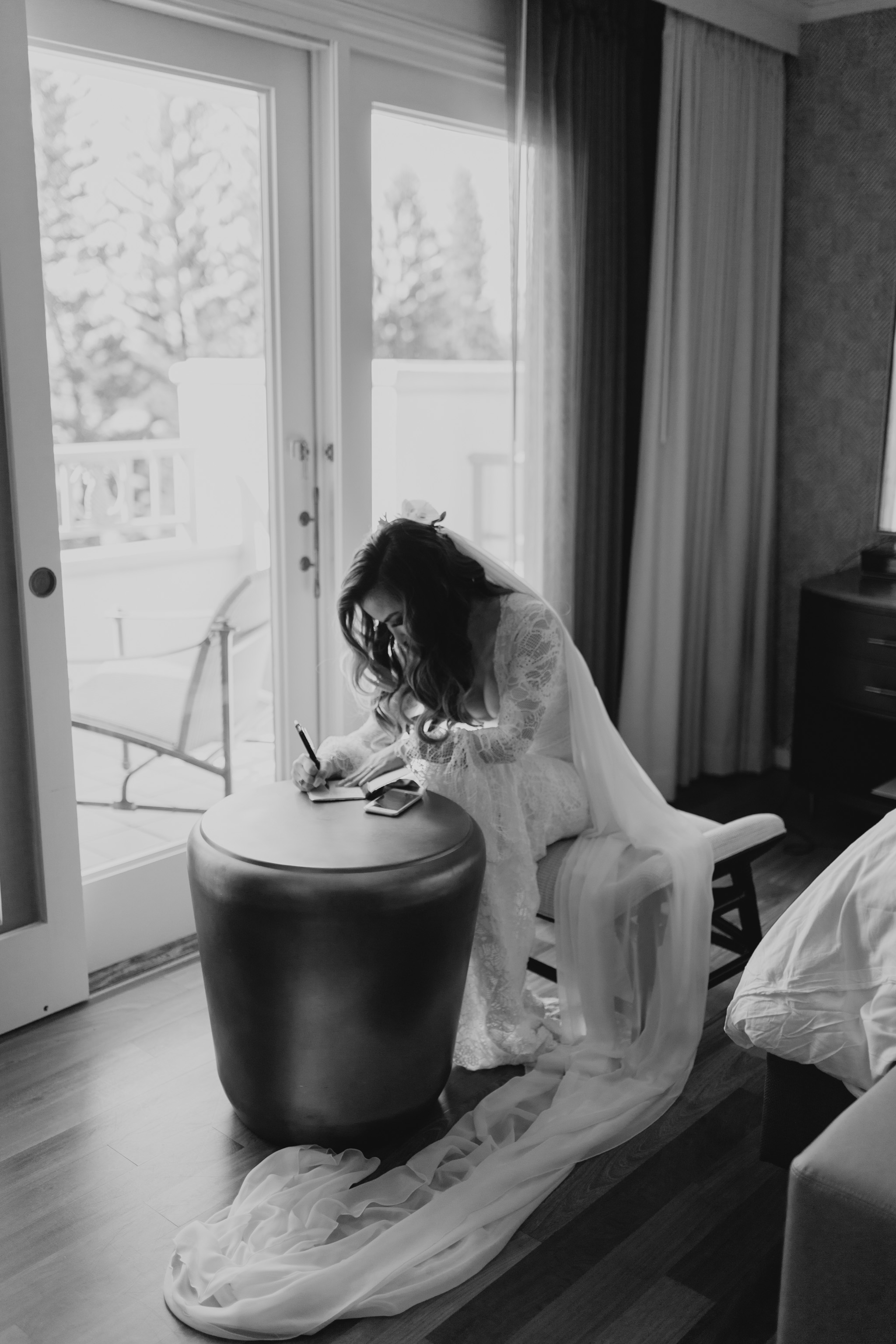 Bride writing her vows before the ceremony by Hawaii Wedding Photographer Desiree Leilani