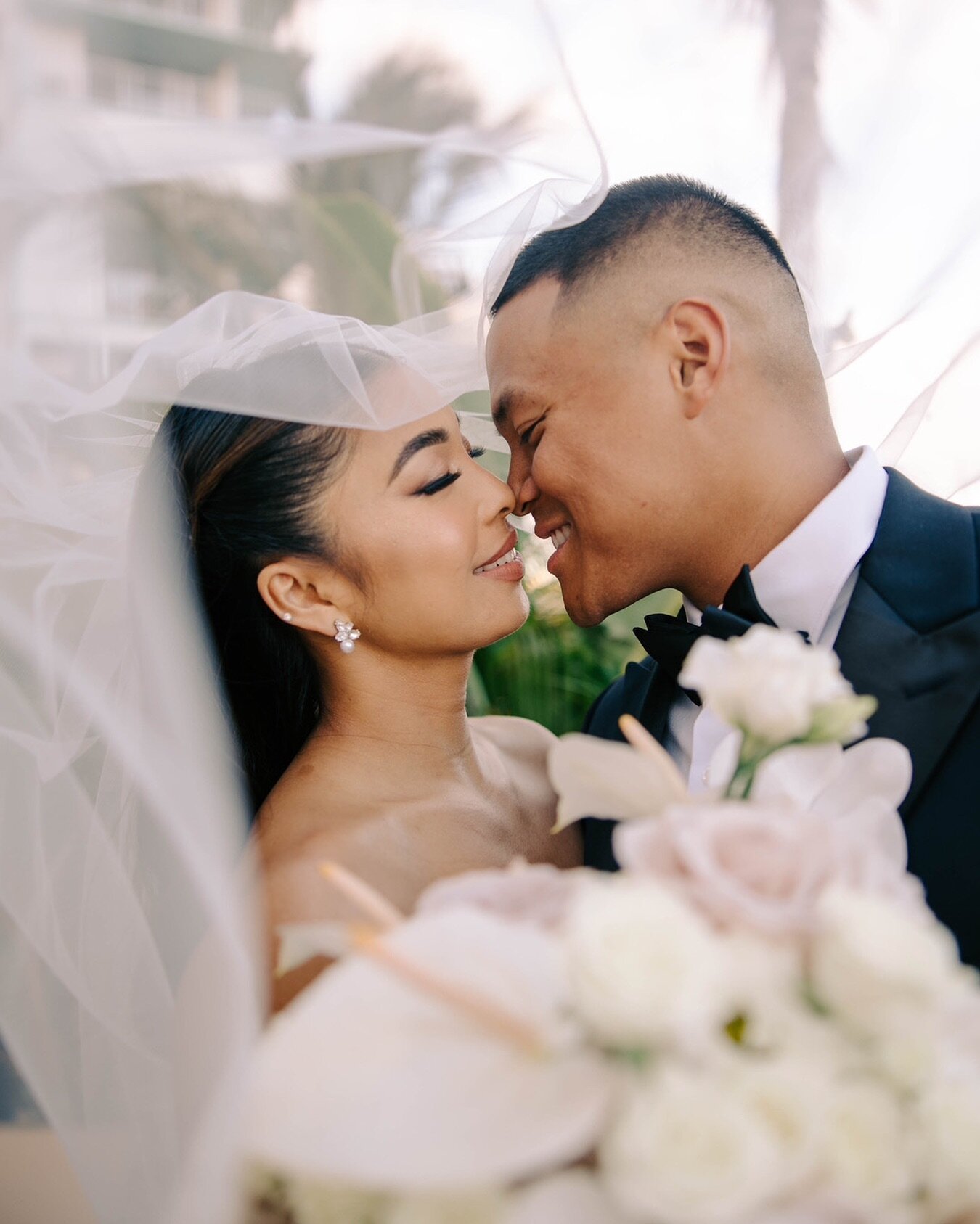 Still so many weddings and sessions I haven&rsquo;t shared from 2023 including this gorgeous shot from Katelyn and Nikko&rsquo;s wedding in July

Photography: @d_leilani 
Coordination: @thebesthawaiiwedding 
Venue: @queenkapiolanihotel @leahiroomeven